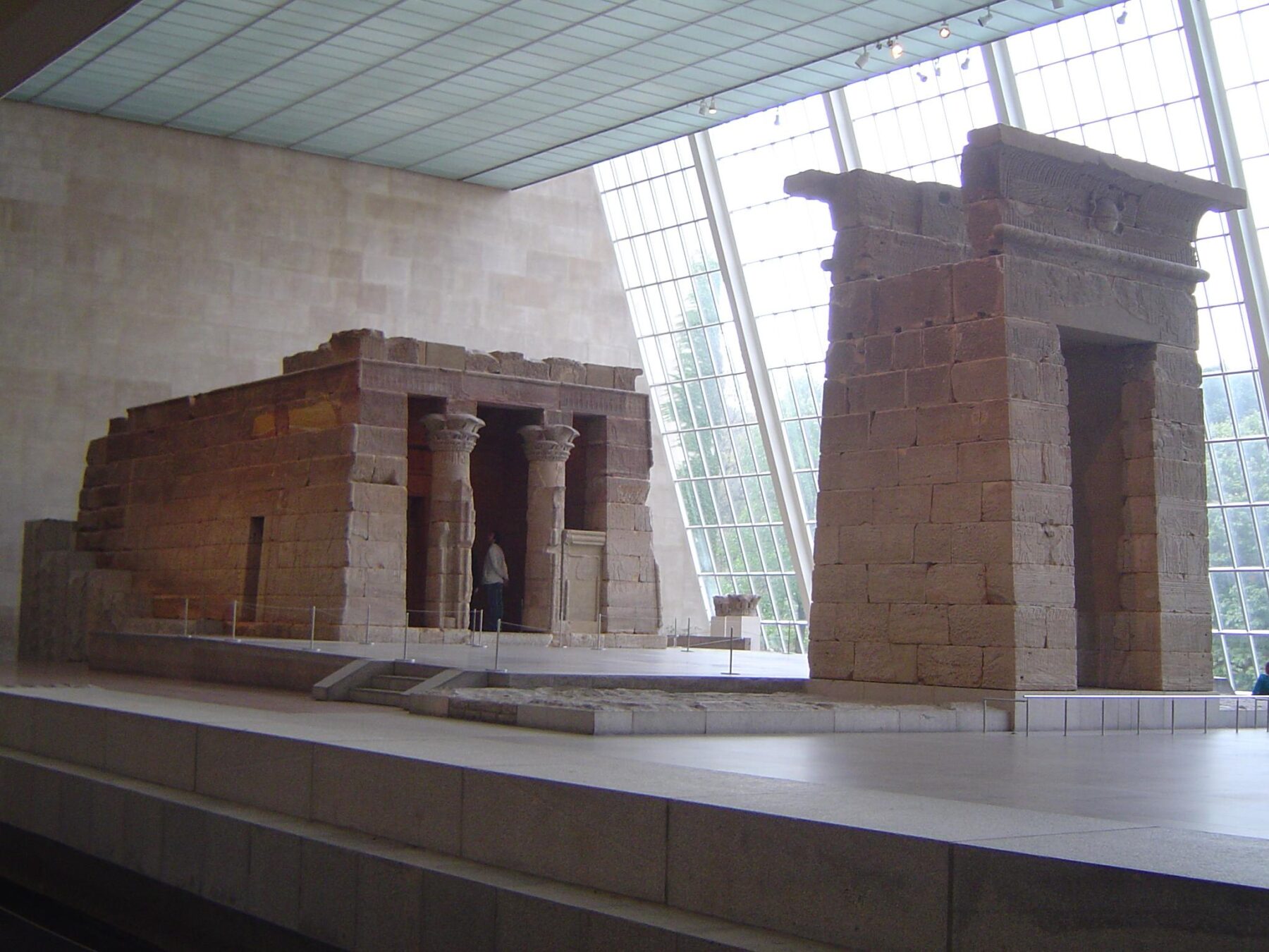 デンドゥール神殿、古代エジプト、紀元前1世紀頃（メトロポリタン美術館蔵）　