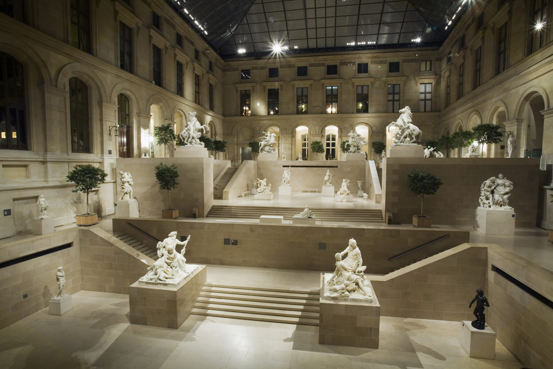 大ルーヴル計画で修復された、リシュリュー翼の展示室クール・マルリ。フランス人芸術家の彫刻作品が展示されている