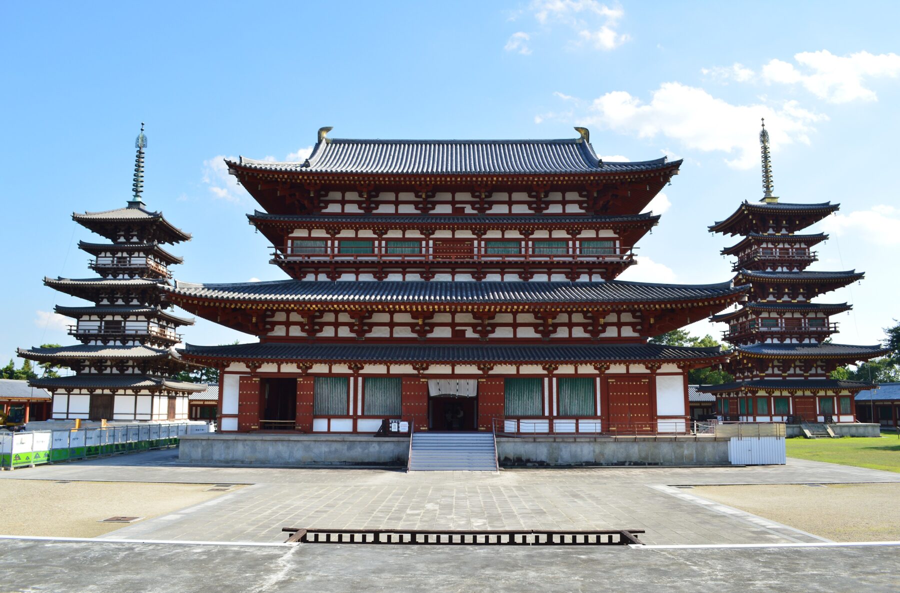薬師寺　左から、東塔・金堂・西塔