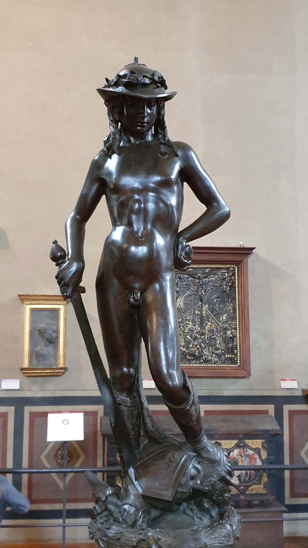 『ダヴィデ』 ドナテッロ 1435–1440年頃 ブロンズ バルジェッロ国立美術館所蔵。撮影：Yair Haklai、Wikimedia Commons、CC BY-SA 4.0、改変なし。