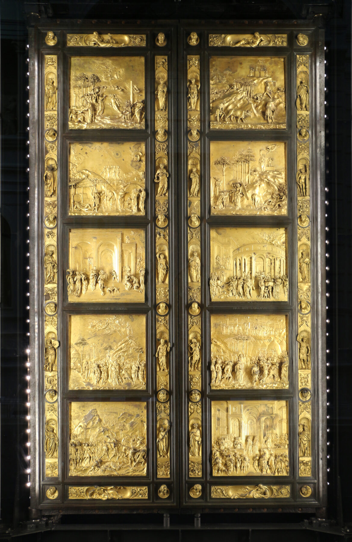 《天国の門》 ロレンツォ・ギベルティ 1425–1452年 金銅 高さ520cm フィレンツェ大聖堂付属美術館所蔵。撮影:Sailko、Wikimedia Commons、CC BY-SA 3.0、改変なし。