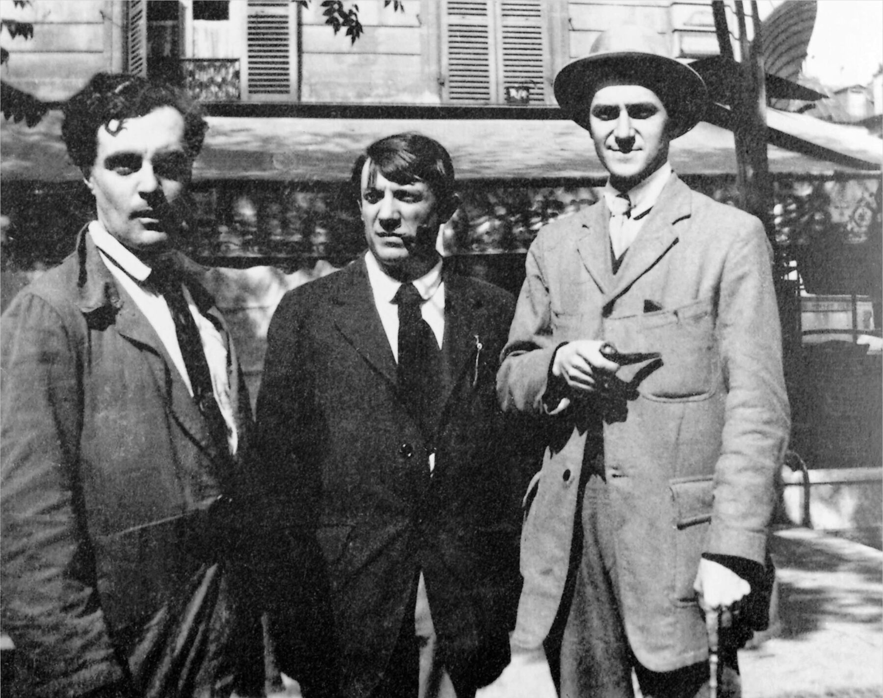 左から アメデオ・モディリアーニ、パブロ・ピカソ、アンドレ・サルモン 1916年8月12日 パリ 写真