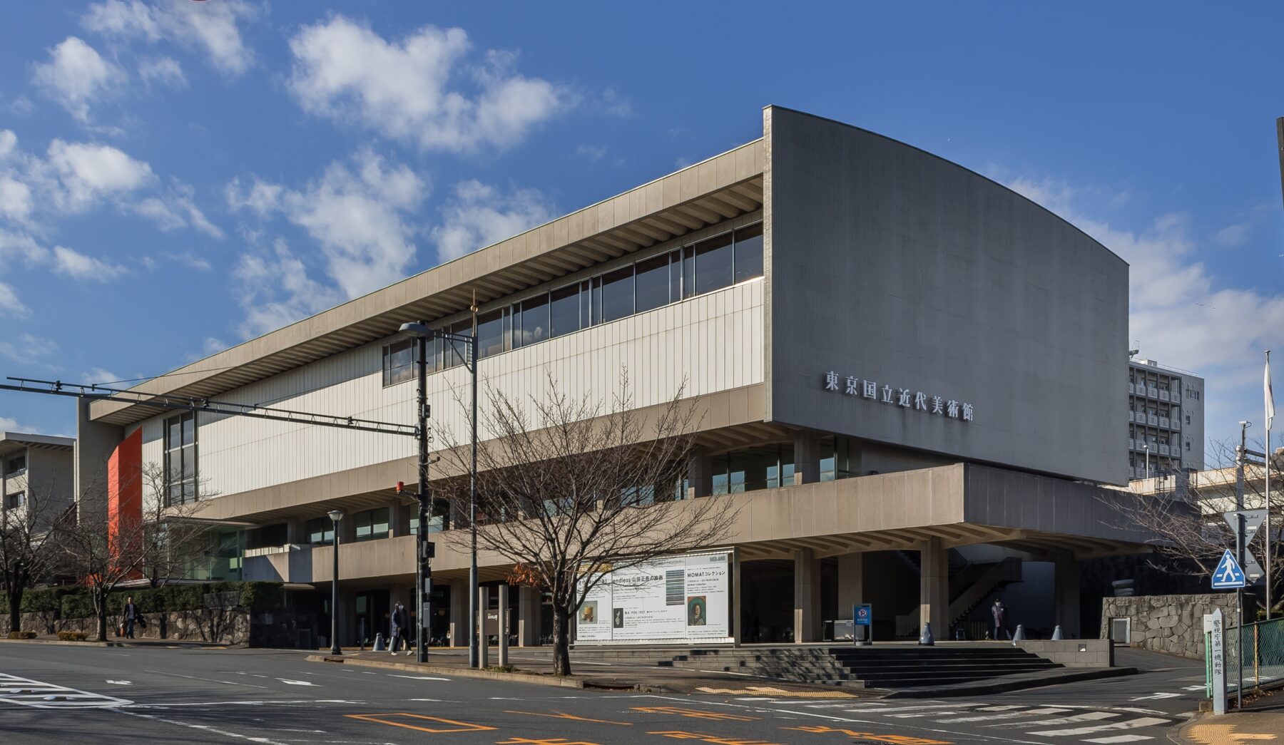 東京国立近代美術館。所蔵作品展「MOMATコレクション」では、日本近現代美術の流れをたどることができます。