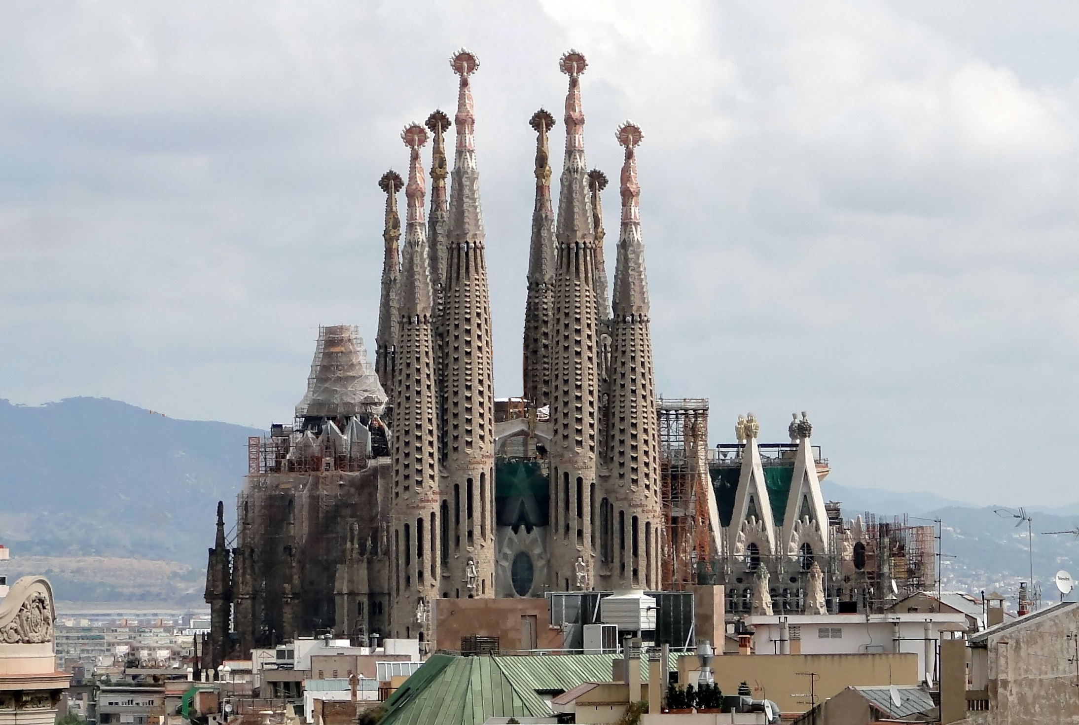 サグラダ・ファミリア聖堂 アントニ・ガウディ設計 1882年着工 バルセロナ ユネスコ世界遺産。撮影：Bernard Gagnon 2009年。画像出典：Wikimedia Commons／CC BY-SA 3.0