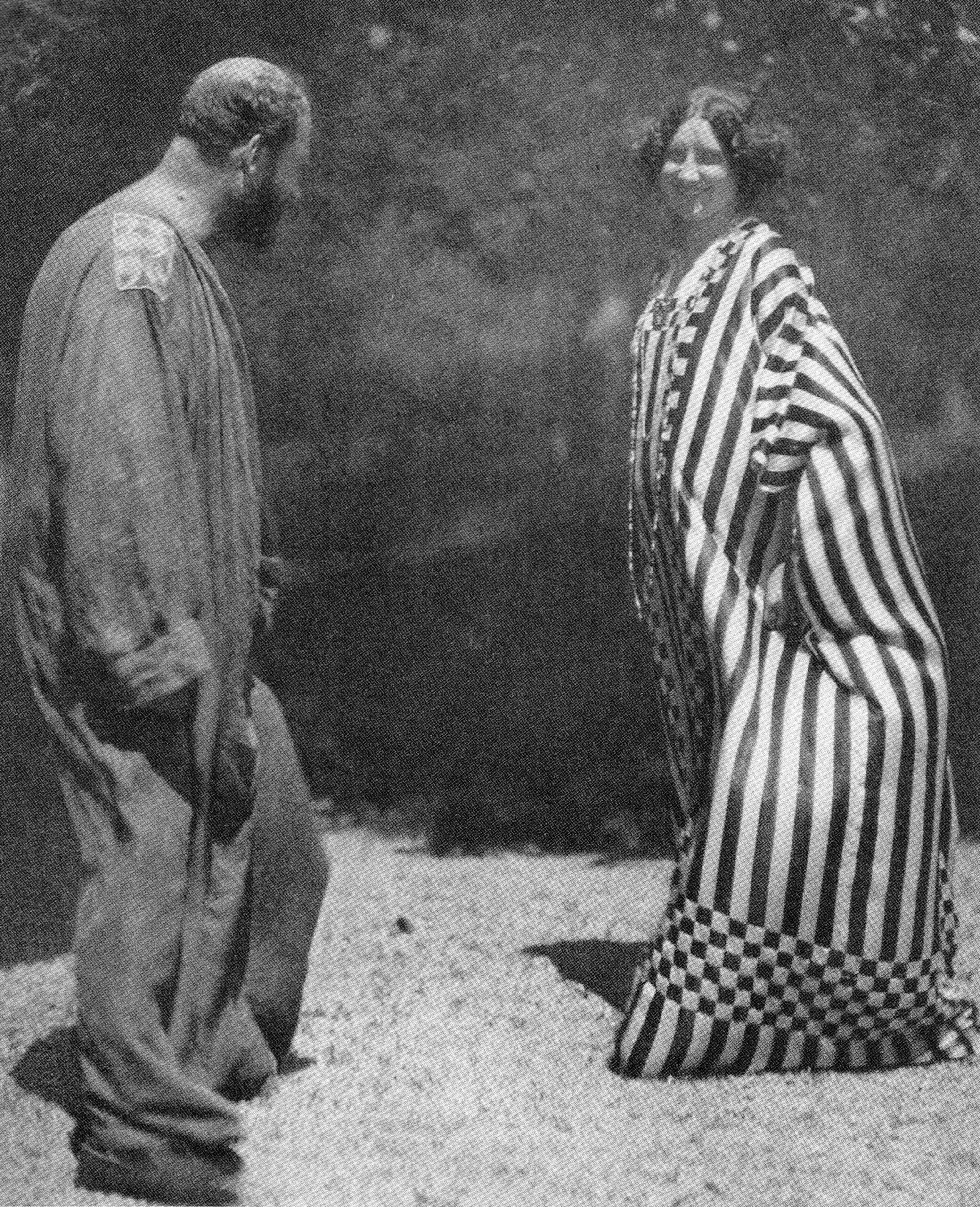 エミーリエ・フレーゲとグスタフ・クリムト／ハインリヒ・ベーラー撮影／1909年／写真／シェルフリング・アム・アッターゼー／画像：Wikimedia Commons（Public Domain）