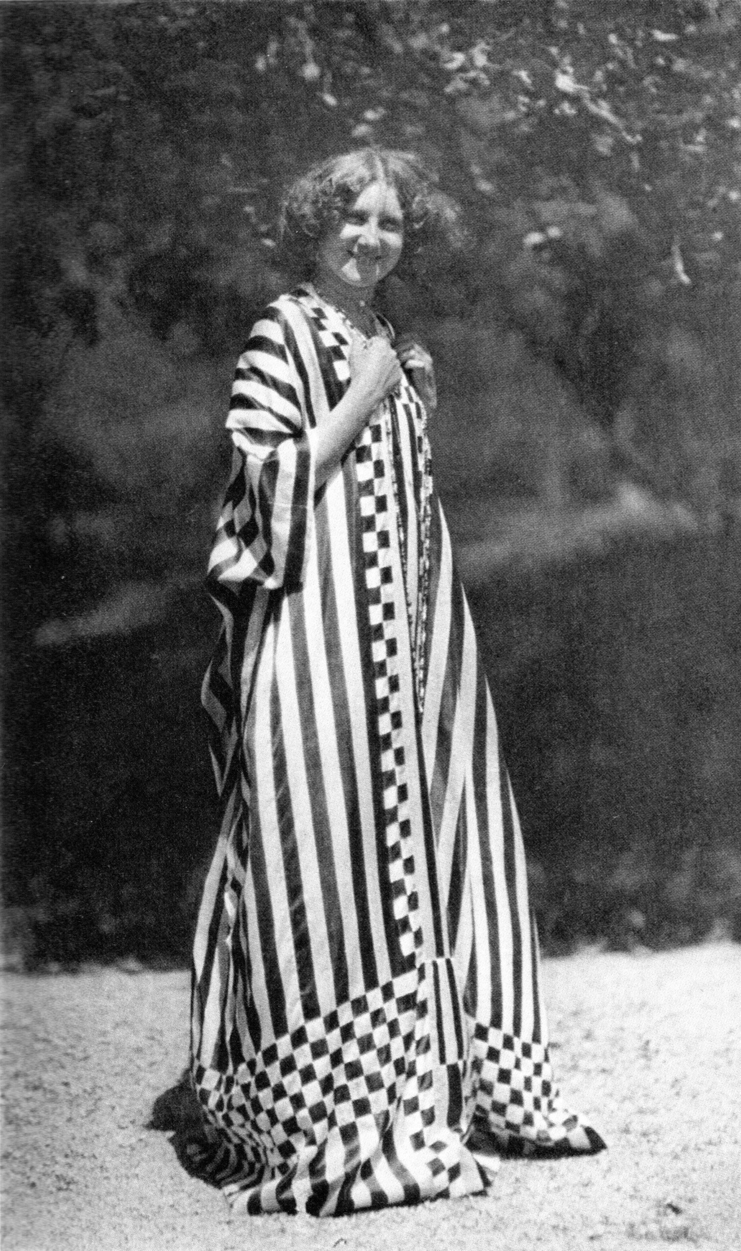 改革衣装を着たエミーリエ・フレーゲ／ハインリヒ・ベーラー撮影／1909年／写真／シェルフリング・アム・アッターゼー／画像：Wikimedia Commons（Public Domain）