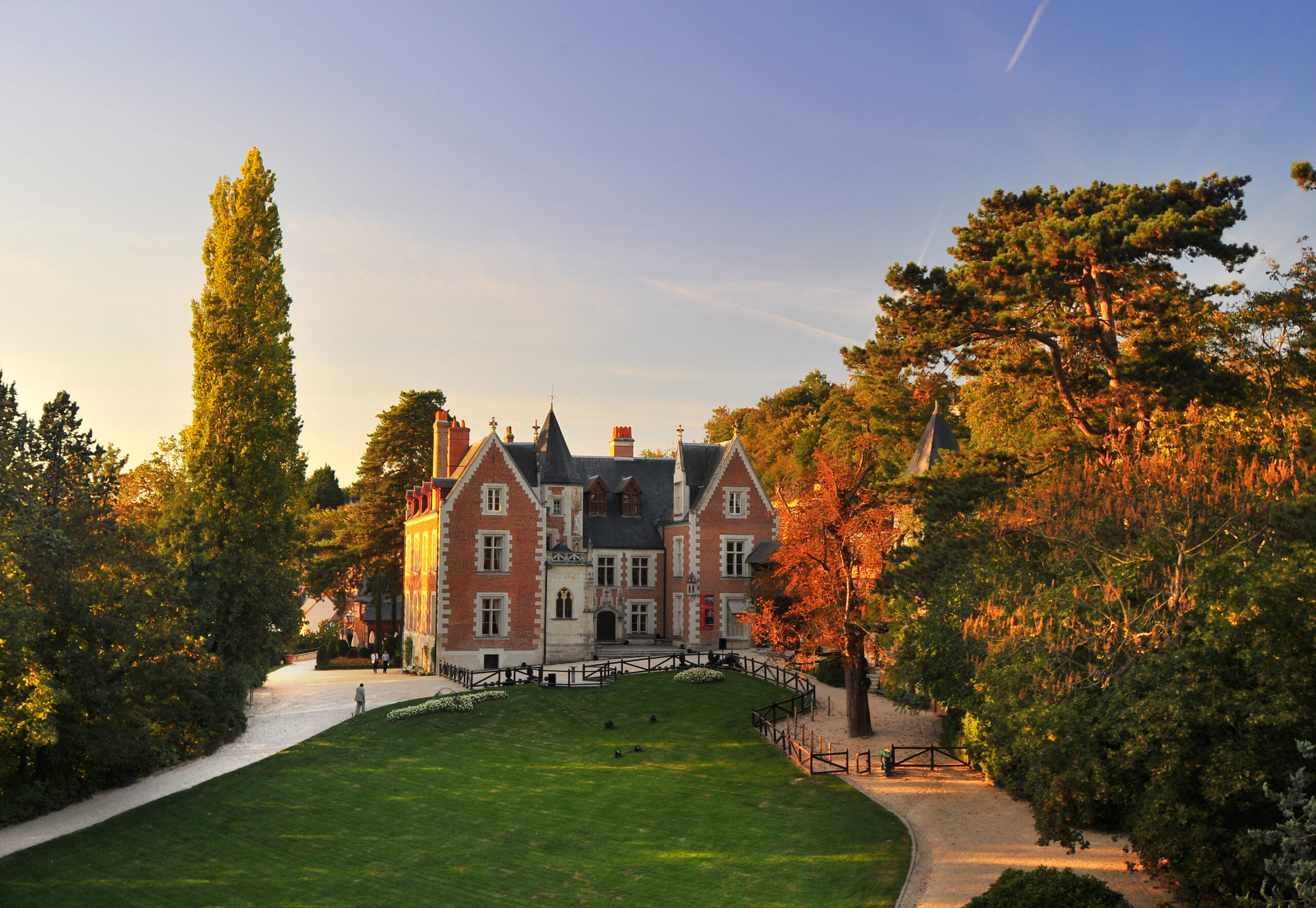 クロ・リュセ城　フランス・アンボワーズ　レオナルドが1516〜1519年に暮らした館　写真：Château du Clos Lucé／Léonard de Serres　Wikimedia Commons　CC BY-SA 4.0　改変なし