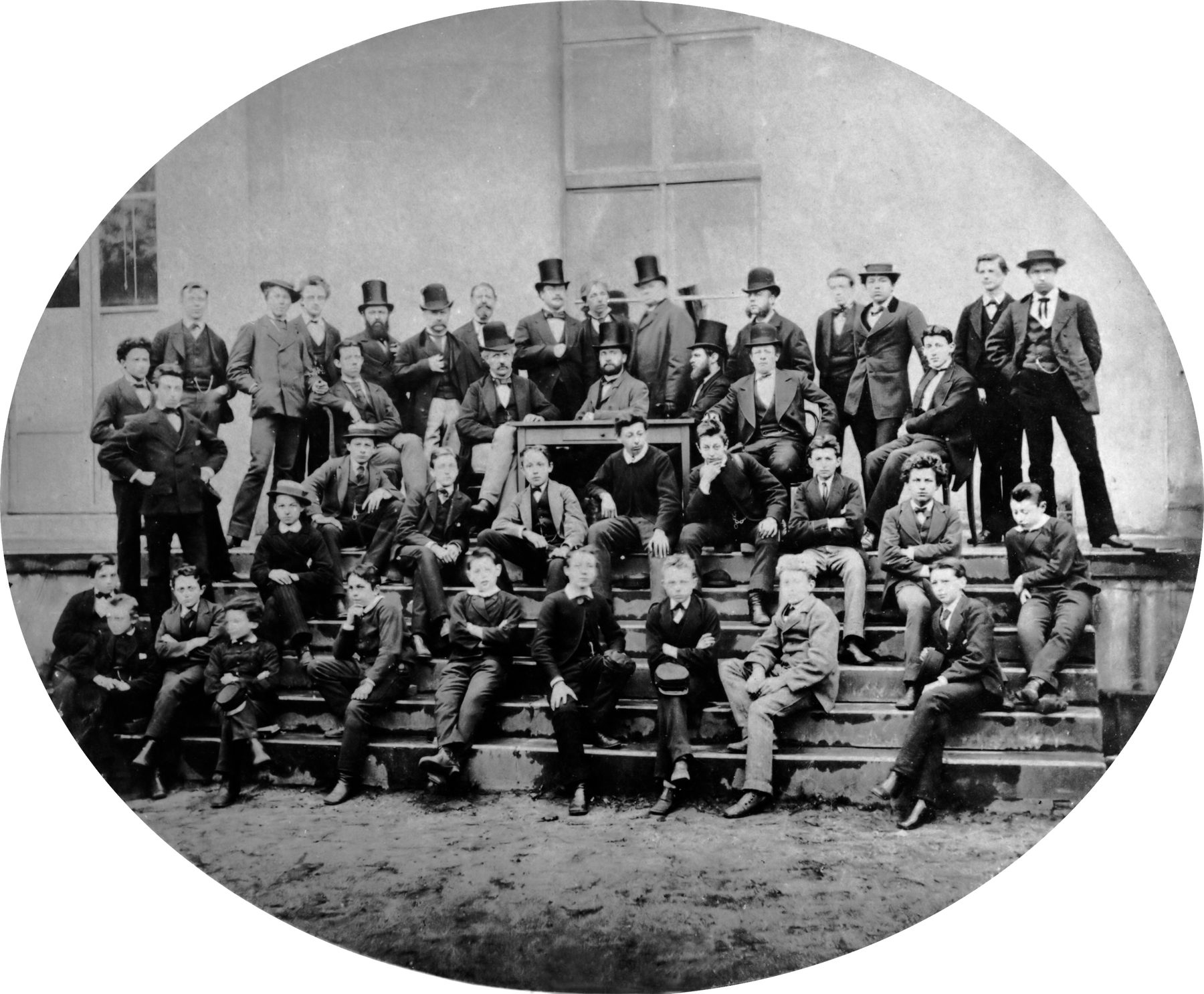 ティルブルフの高等市民学校（HBS）の集合写真、1866年。前列右から3人目、膝に帽子を置く少年がフィンセント・ファン・ゴッホ。オランダ国立公文書館所蔵。
