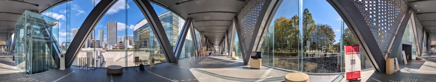 東京都現代美術館エントランスから奥へ