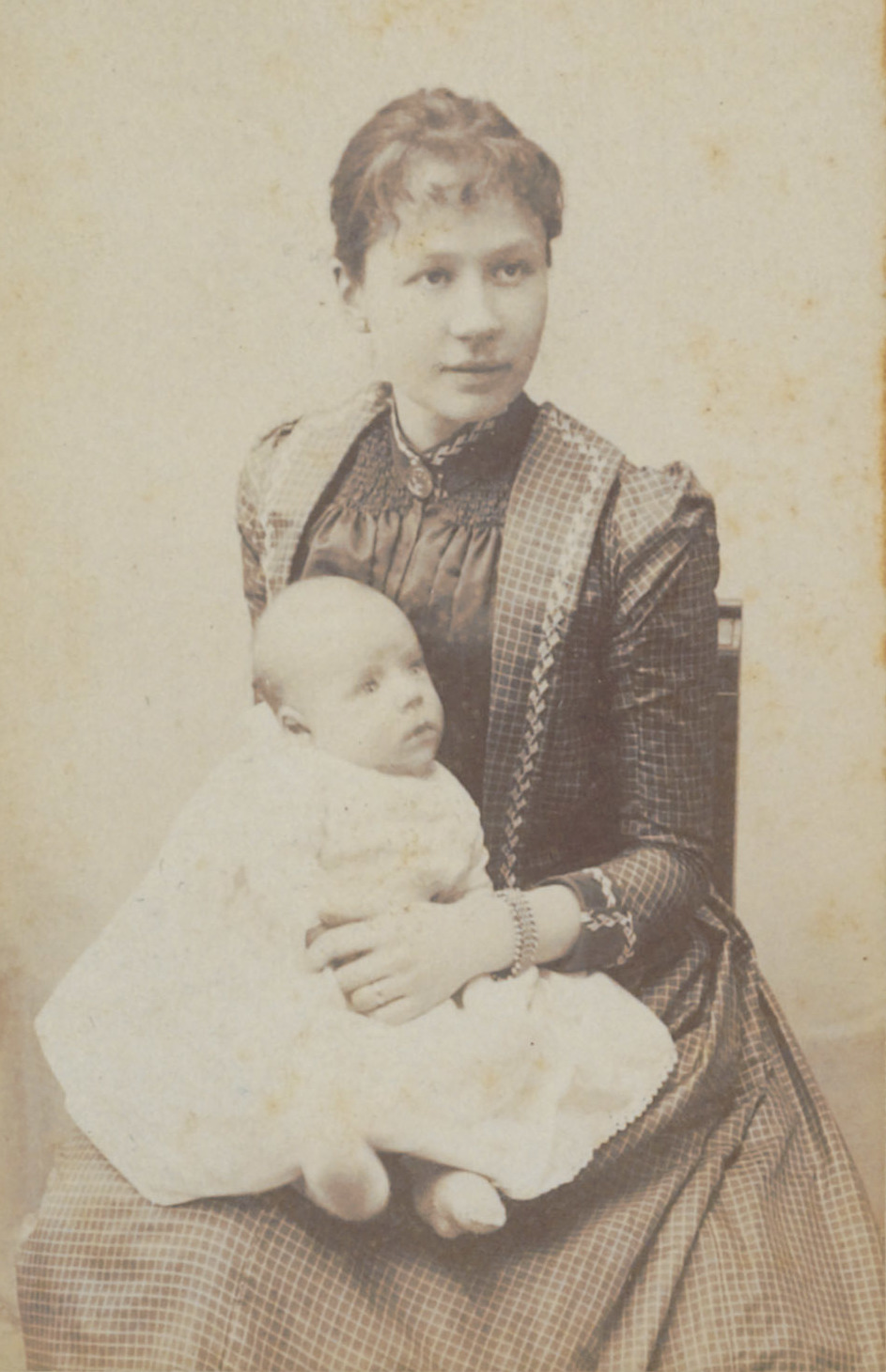 ヨー・ファン・ゴッホ＝ボンゲルと息子フィンセント・ウィレム、1890年。撮影 Raoul Saisset