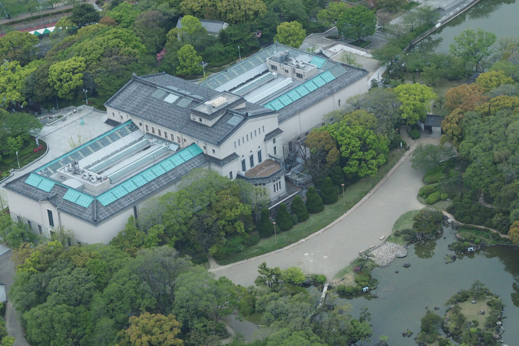 天王寺公園内にある大阪市立美術館。Photo： othree ／ Wikimedia Commons ／ CC BY 2.0