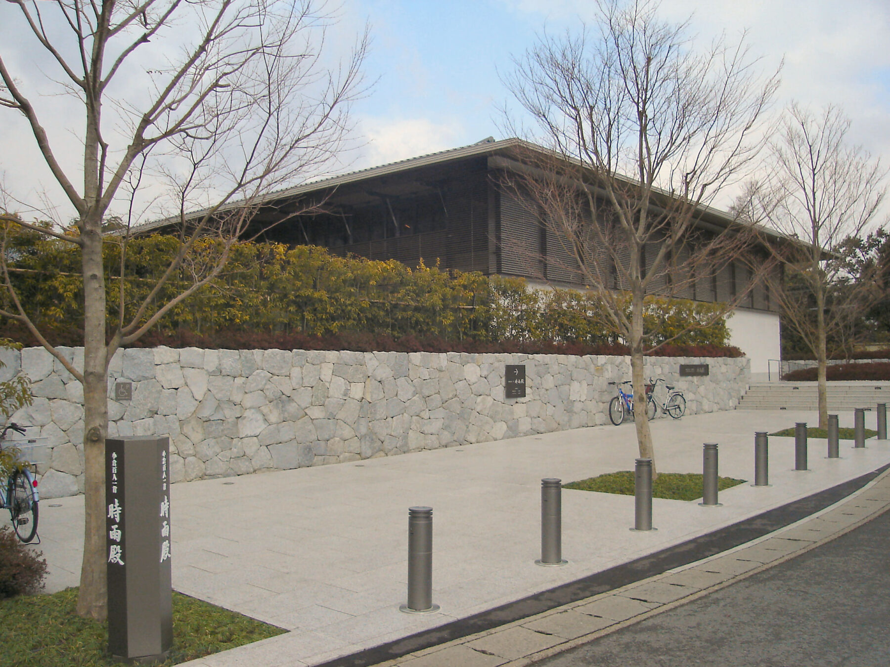 嵯峨嵐山文華館　2006年に開館した「小倉百人一首殿堂 時雨殿」の建物（地上2階建て、鉄筋コンクリート造および鉄骨造）をそのまま使用しています。改装・リニューアル：約1年半の休館・改装工事を経て、2018年11月1日に「嵯峨嵐山文華館」として生まれ変わりました。　＋－ - 投稿者自身による著作物, CC 表示-継承 3.0, https://commons.wikimedia.org/w/index.php?curid=107808574による
